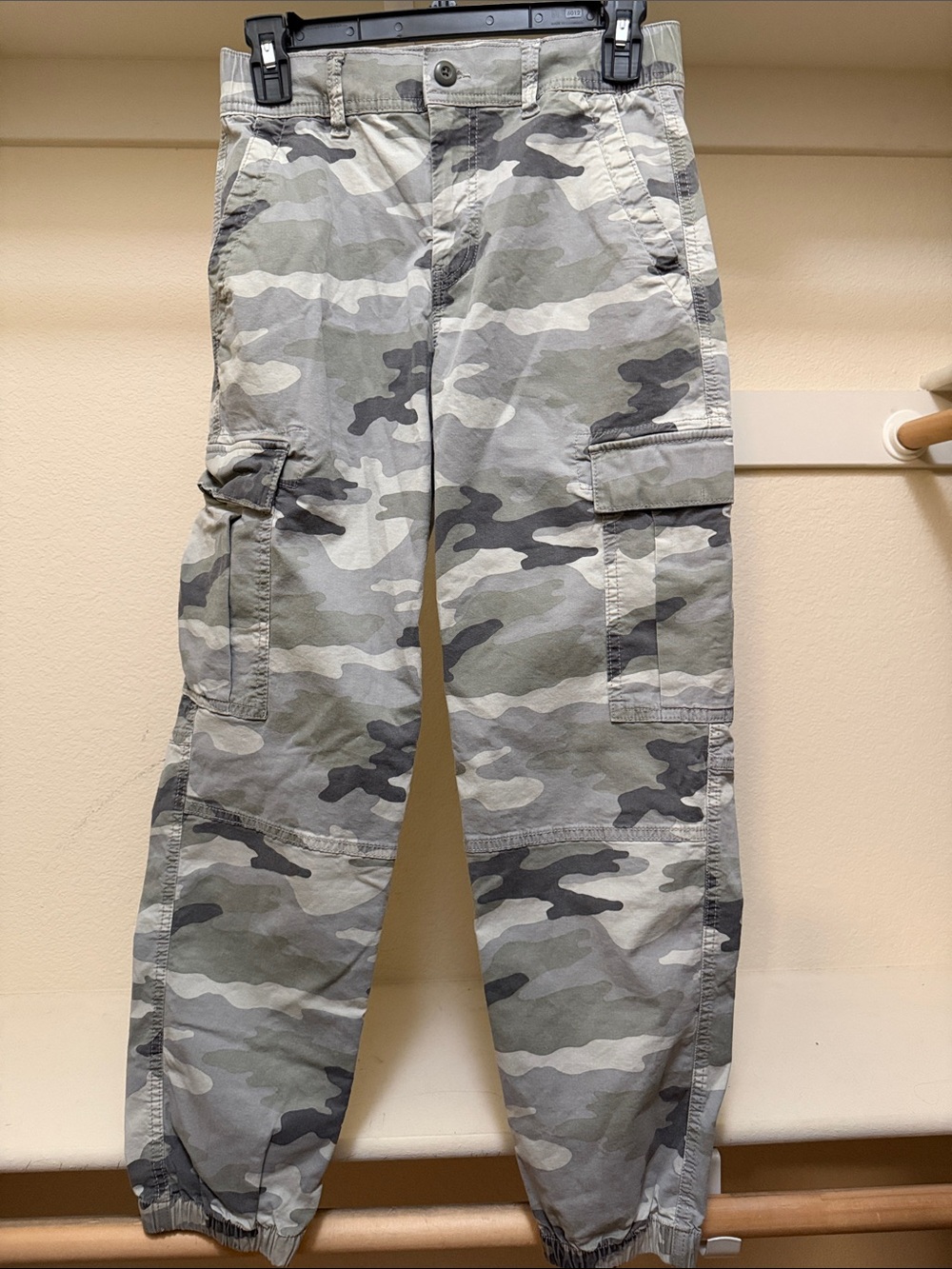 American Eagle Womens Camo Cargo Ankle Pants Gray Green Super Stretch Size 4 Reg